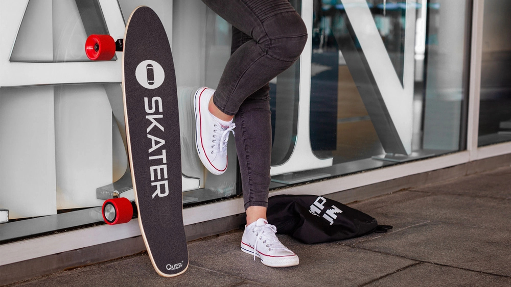 Przemierzaj miasto z wiatrem we włosach dzięki deskorolce elektrycznej SKATER by QUER – szybkość, styl i nowoczesność w jednym