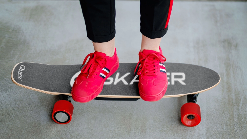 Przemierzaj miasto z wiatrem we włosach dzięki deskorolce elektrycznej SKATER by QUER – szybkość, styl i nowoczesność w jednym